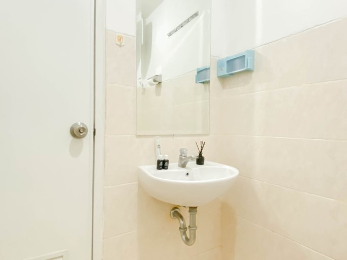 Bathroom 5, 1 Pax Tranquil Studio at Park View Condominium Apartment By Travelio, Depok
