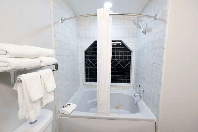 Bathroom 4, Greenfield Inn & Suites, Hardin