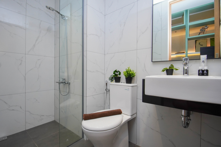 Bathroom 2, Calm and Restful 1BR at Ciputra World 2 Apartment By Travelio, Jakarta Selatan