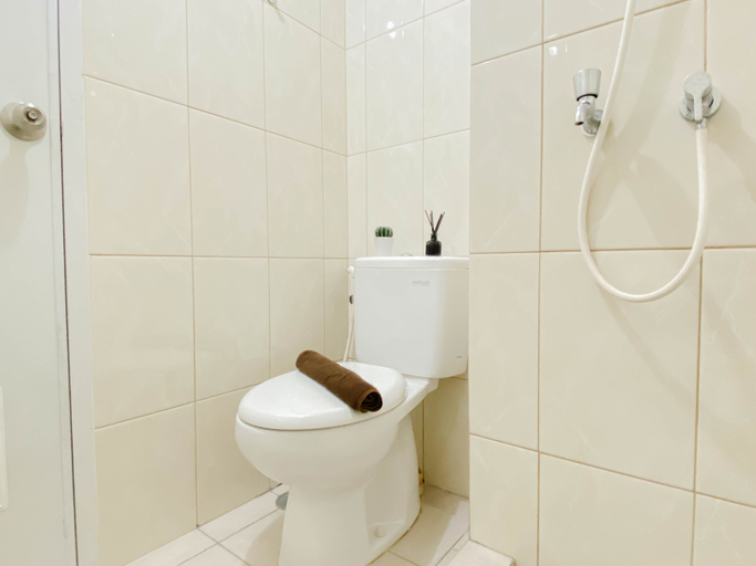 Bathroom 3, Nice and Tidy Studio Room at Apartment Springlake Summarecon Bekasi By Travelio, Bekasi