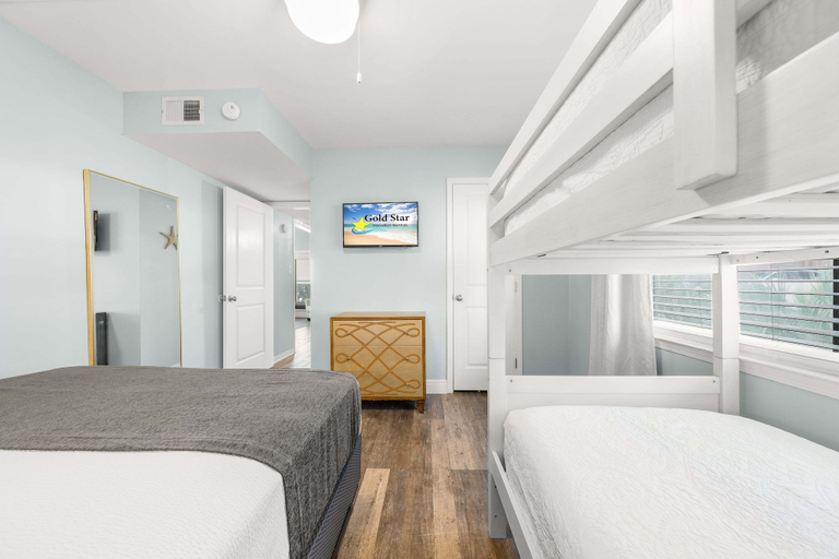 Room 4, Lani Kai 230 Gulf Coast Condo. Walk to Beach + Pools + Balcony Views!, Baldwin