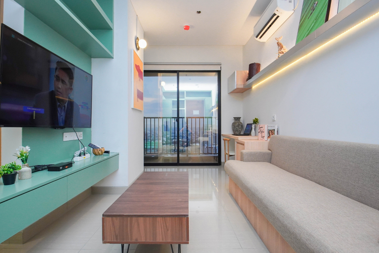 Living Room 3, Calm and Restful 1BR at Ciputra World 2 Apartment By Travelio, Jakarta Selatan