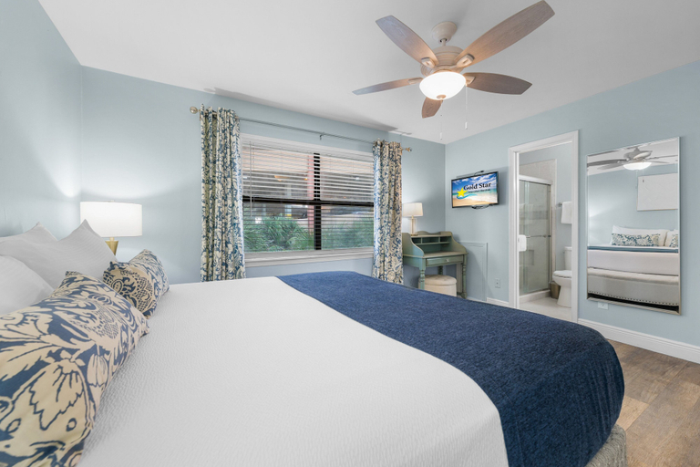 Room 3, Lani Kai 230 Gulf Coast Condo. Walk to Beach + Pools + Balcony Views!, Baldwin
