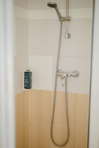 Bathroom 2, La Cle des Champs des Abers, Finistère
