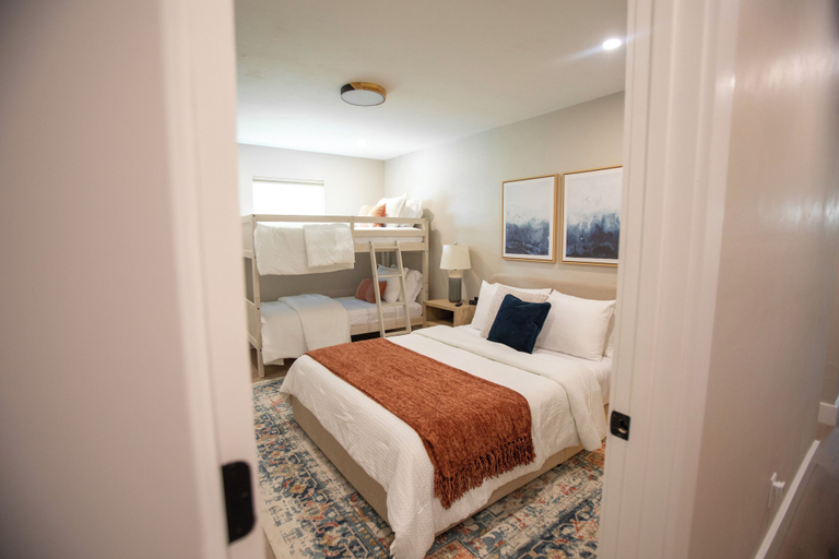 Room 1, The Wren, Lee