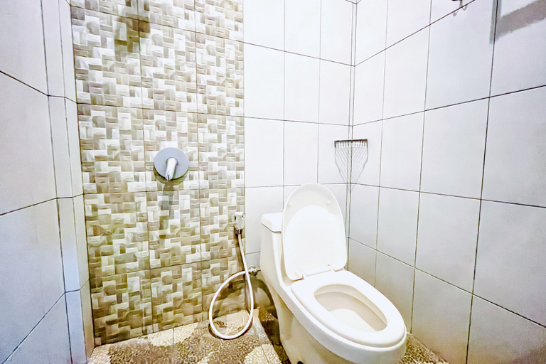 Bathroom 5, RedDoorz @ Hotel Dieng Berastagi, Karo