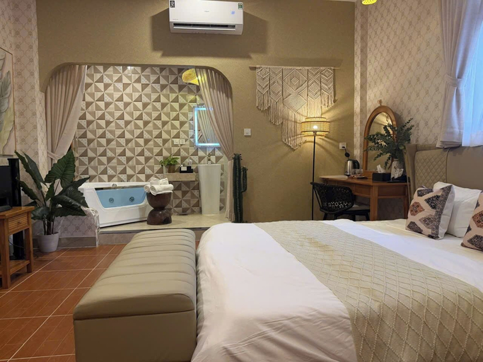 Bedroom 2, Romance Hotel, District 9