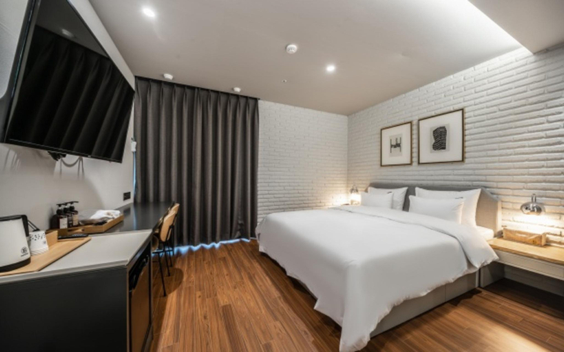 Bedroom 3, Busan Sajik Baseball Field Brown Dot, Buk