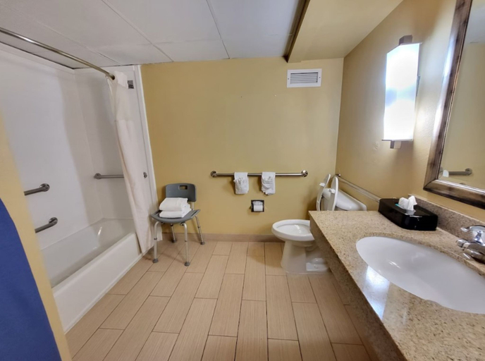 Bathroom 4, Wingate by Wyndham Greensboro/Coliseum, Guilford