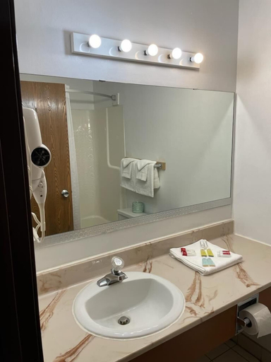 Bathroom, Budget Host Inn Buffalo, Wright