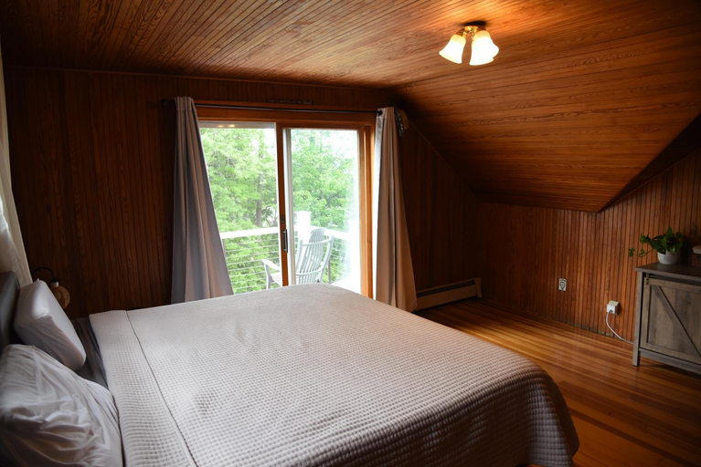 Bedroom 2, Belknap Point Inn, Belknap
