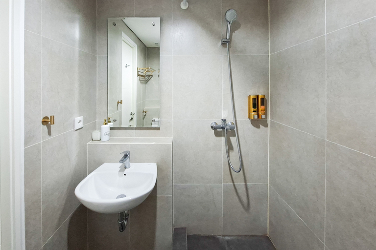 Bathroom 5, Comfortable Classic Beige 1BR at Apartment The Ayoma By Travelio, Tangerang Selatan