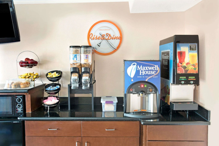 Food & Drinks 5, Howard Johnson by Wyndham Houston Heights/Downtown, Houston