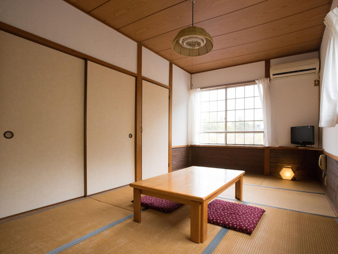 Bedroom 3, Pension Unbalance, Hatsukaichi
