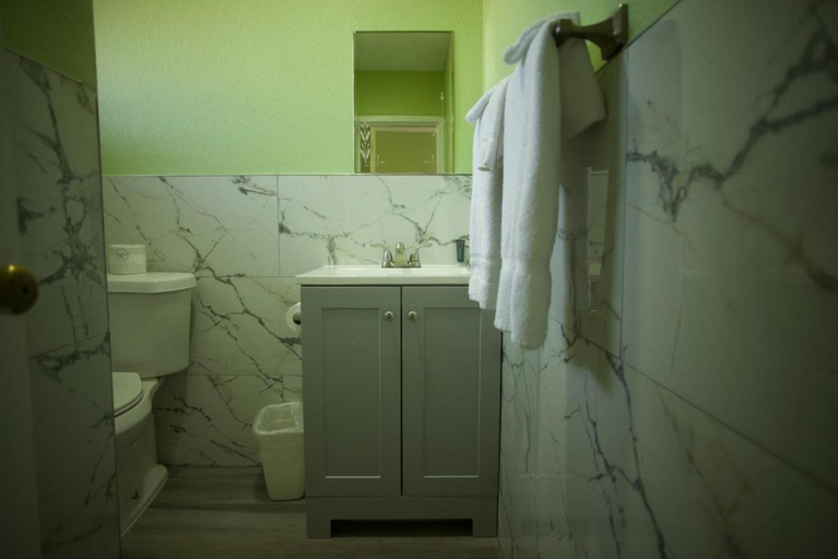 Bathroom 4, Western Inn, Hamilton