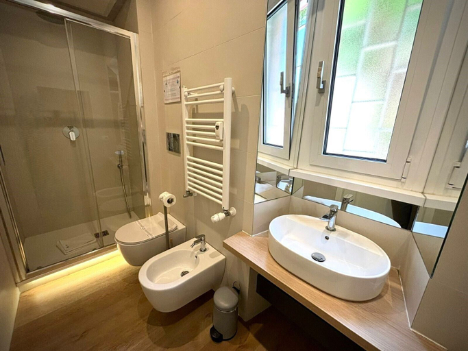 Bathroom 5, Liberty Home, Rome