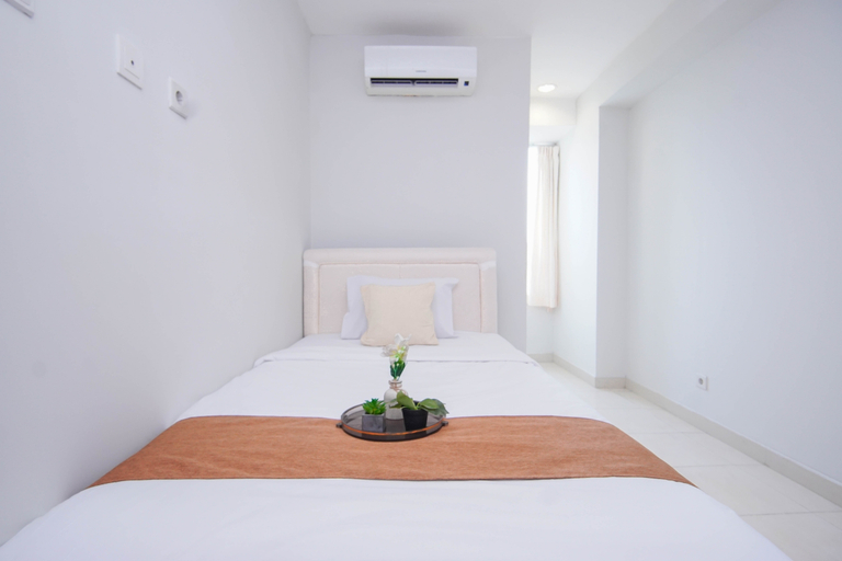 Bedroom 2, 3 Pax Functional 2BR at Cinere Bellevue Suites Apartment By Travelio, Depok