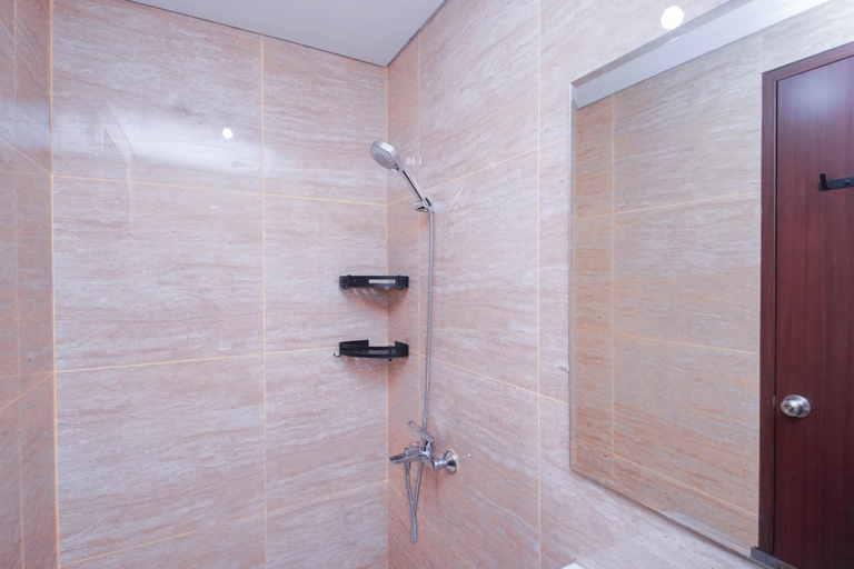 Bathroom 3, 2 Pax Practical Studio at Transpark Cibubur Apartment By Travelio, Depok