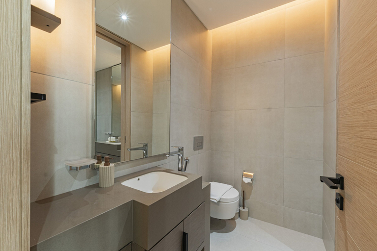 Room 5, Live the Vibe Upgraded 2BR JBR Coastal Living, Dubai