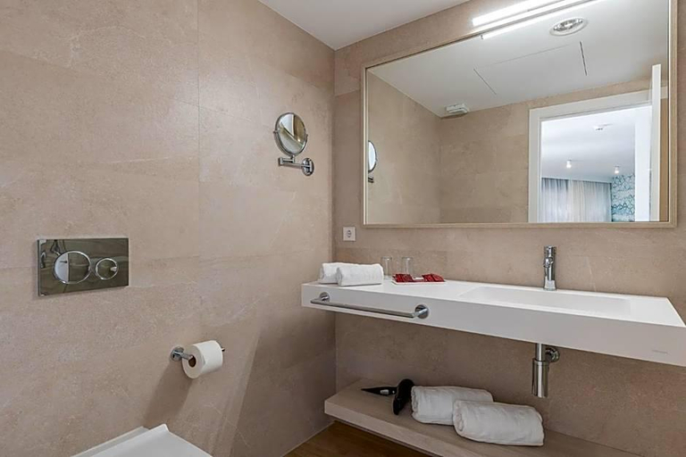 Bathroom 5, Leman, Baleares