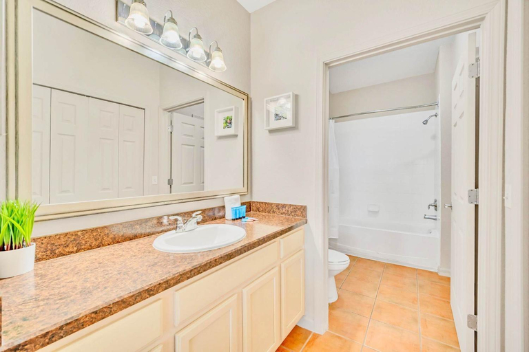 Bathroom 4, Spacious 2BR Condo with Pool , near Disney!, Orange