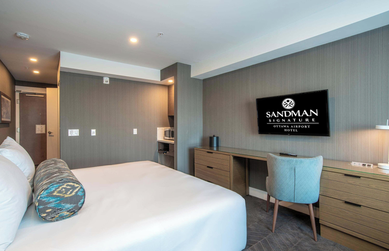 Bedroom 3, Sandman Signature Ottawa Airport Hotel, Ottawa