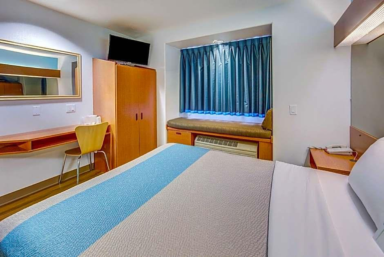 Bedroom 4, Motel 6 Sutherlin, OR, Douglas