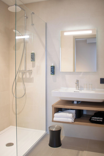 Bathroom 4, Brit Hotel Saint Malo - Le Transat, Ille-et-Vilaine