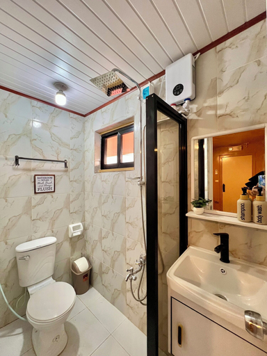 Bathroom 4, L'casa, Coron