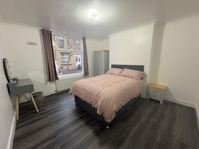 Room 5, 2 Bed Flat - Sleeps 3 - Parking - Wifi, South Tyneside