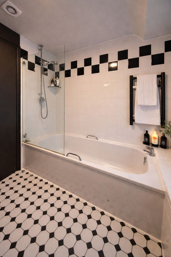 Bathroom 3, The Six Bells, West Berkshire