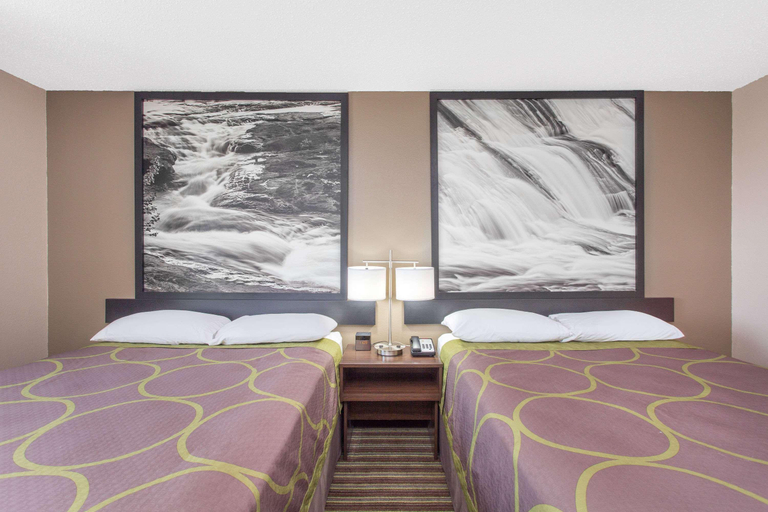 Bedroom 5, Super 8 by Wyndham Columbus Airport, Muscogee