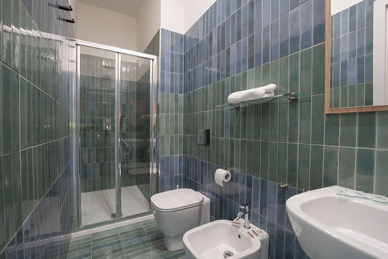 Bathroom 2, GreRos H. Porto Napoli Centro, by ClaPa Group Dislocated Hospitality, Napoli