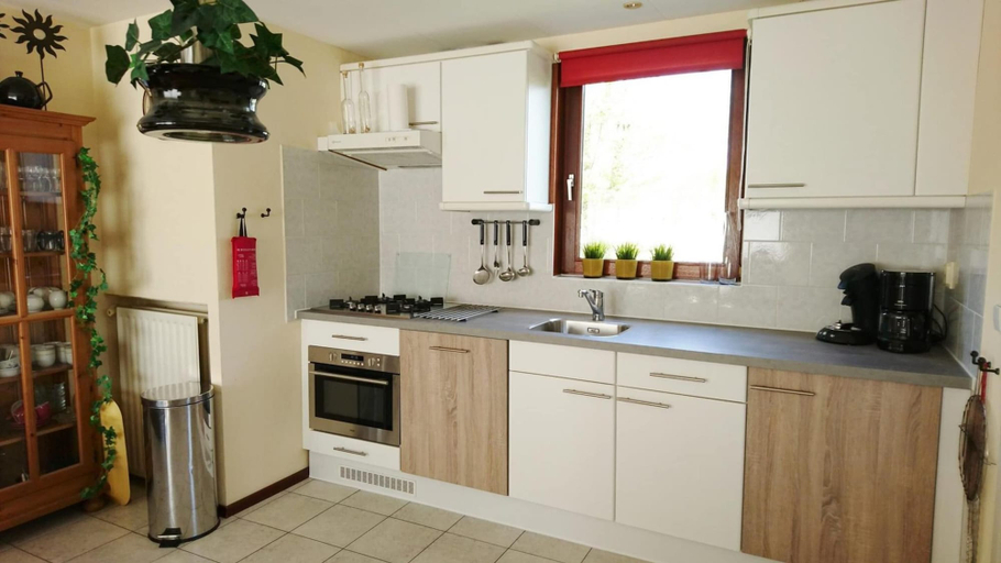 Private kitchen 2, Fantastic Holiday Home by the sea, Zijpe