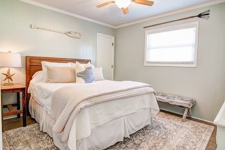 Room 5, Driftwood Daze in Ocean Isle Beach, Brunswick