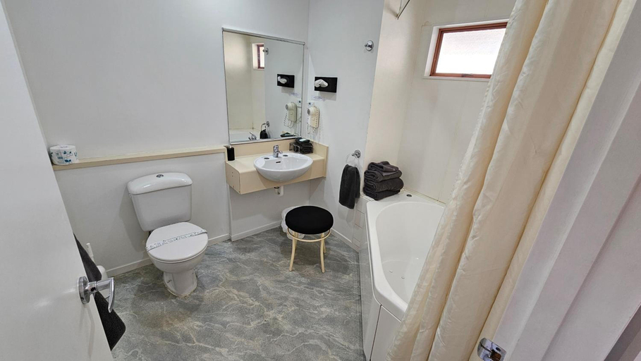 Bathroom 4, Valdez Motor Lodge, Hastings city
