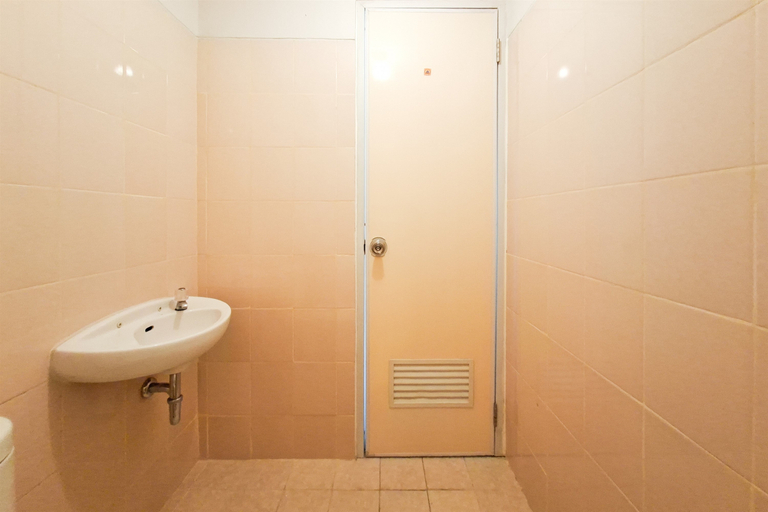 Bathroom 4, Spacious and Warm Combined Studio Room at Apartment Serpong Greenview By Travelio, Tangerang Selatan