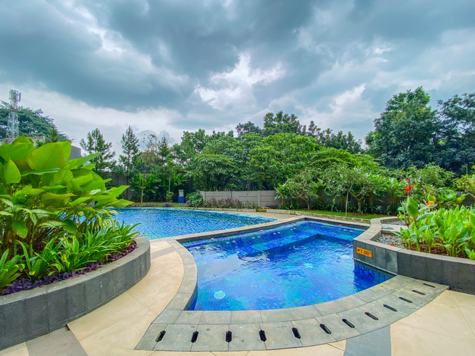 Swimming Pool 2, 2 Pax Practical Studio at Transpark Cibubur Apartment By Travelio, Depok