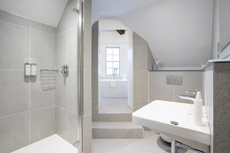 Bathroom 3, The Jubilee By Supercity Aparthotels, Leeds