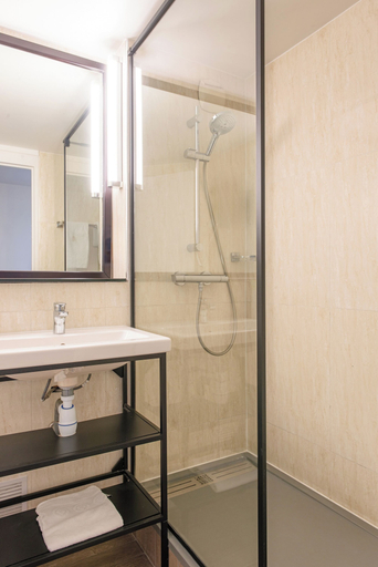 Bathroom 4, Hotel Kyriad Argenteuil, Val-d'Oise