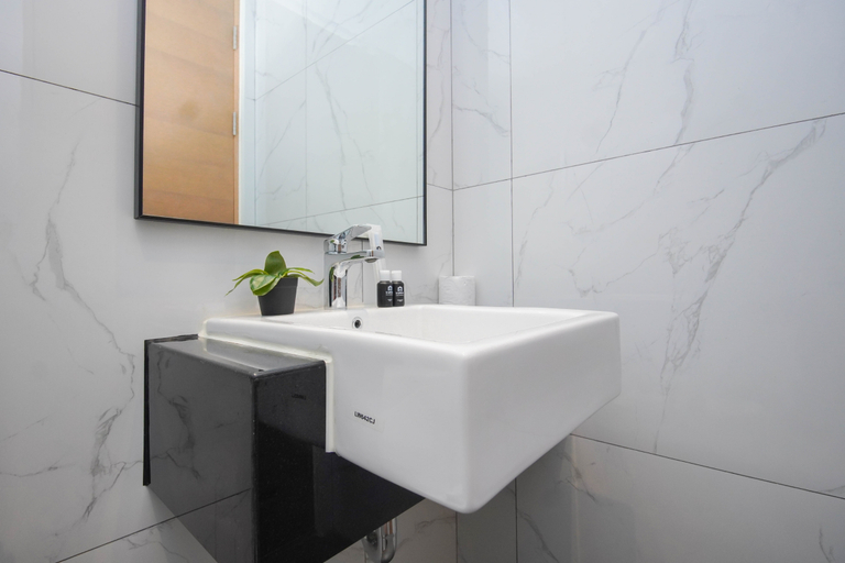 Bathroom 4, Calm and Restful 1BR at Ciputra World 2 Apartment By Travelio, Jakarta Selatan