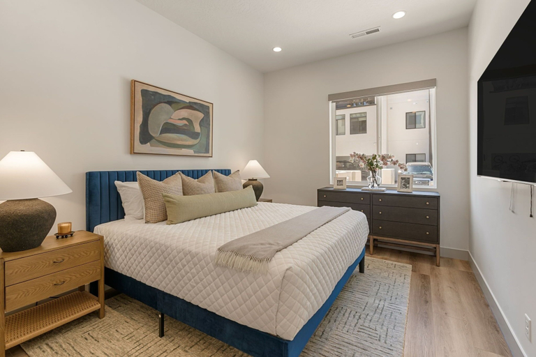Room 3, The Pearl Lagoon 6 Bedroom Home, Washington
