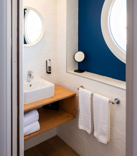 Bathroom 4, Hôtel Café Miramar, Gard