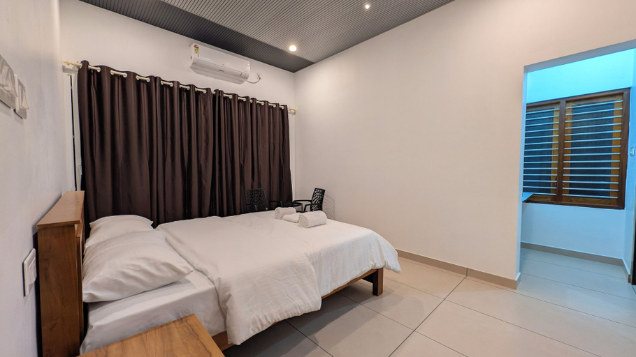 Room 5, Grand Beach Villa Payyambalam, Kannur