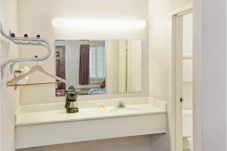 Bathroom, Motel 6 Alsip, Il, Cook