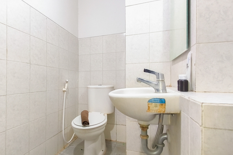 Bathroom 2, Comfy Minimalist Studio Room at Suncity Residence Apartment By Travelio, Sidoarjo