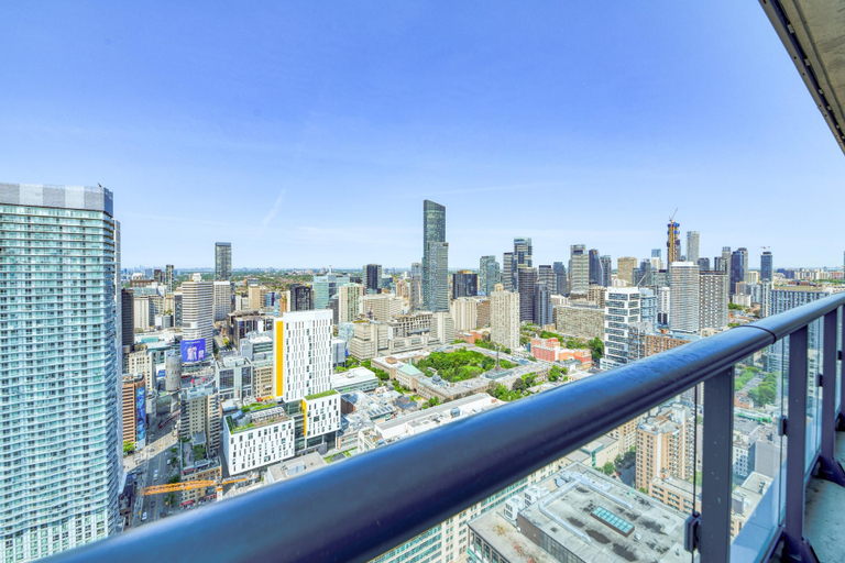 Property grounds 5, Dover Heights Hotel and Suites, Toronto