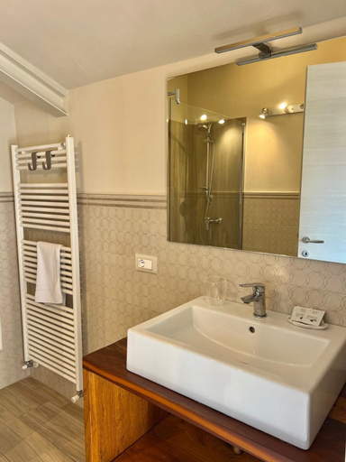 Bathroom 4, Le Mongolfiere, Cuneo