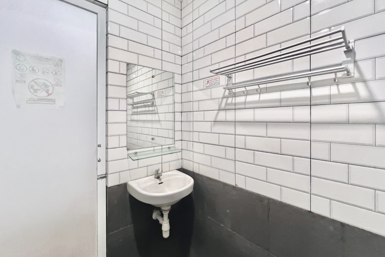 Bathroom 5, RedDoorz @ Theodore Homestay Medan, Medan