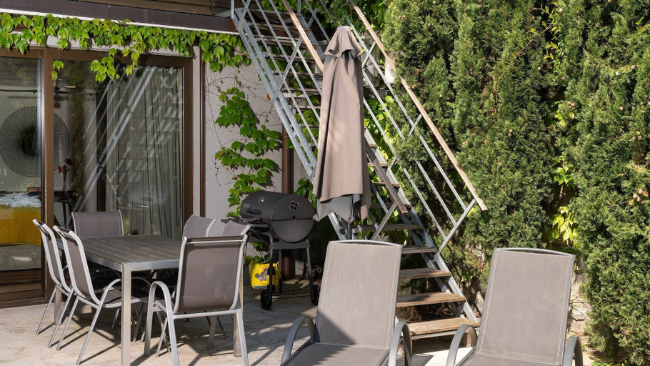 Outdoor dining, Montreux Rotana Villa, Pays-d'Enhaut